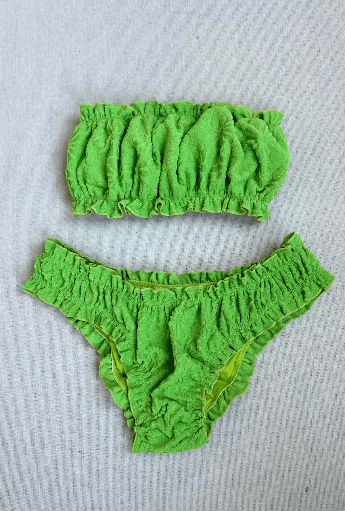 lee top / chloe bottom in kelly green daisy - size xs