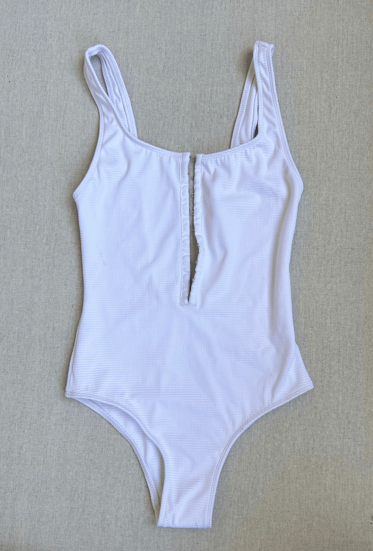 clasped one piece in white rib - size xs