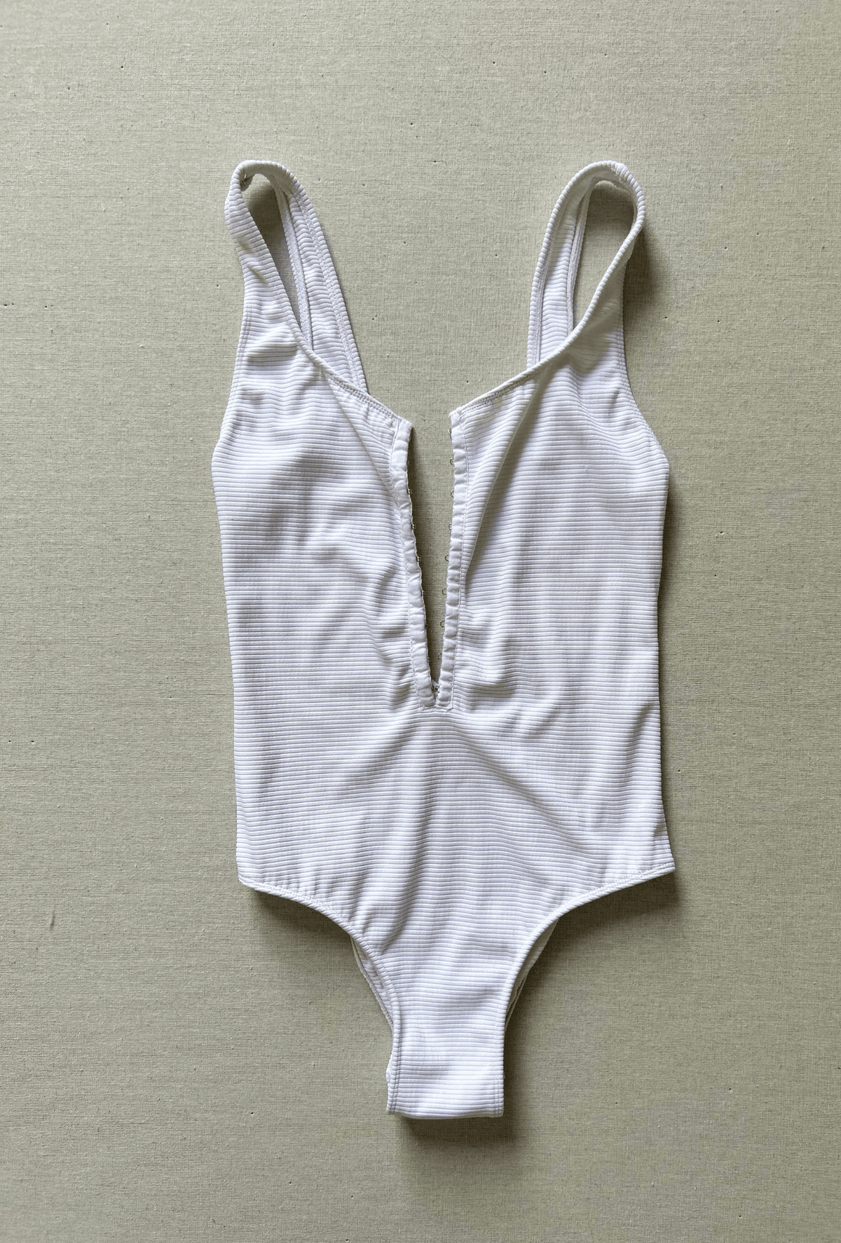 clasped one piece in white rib - size small