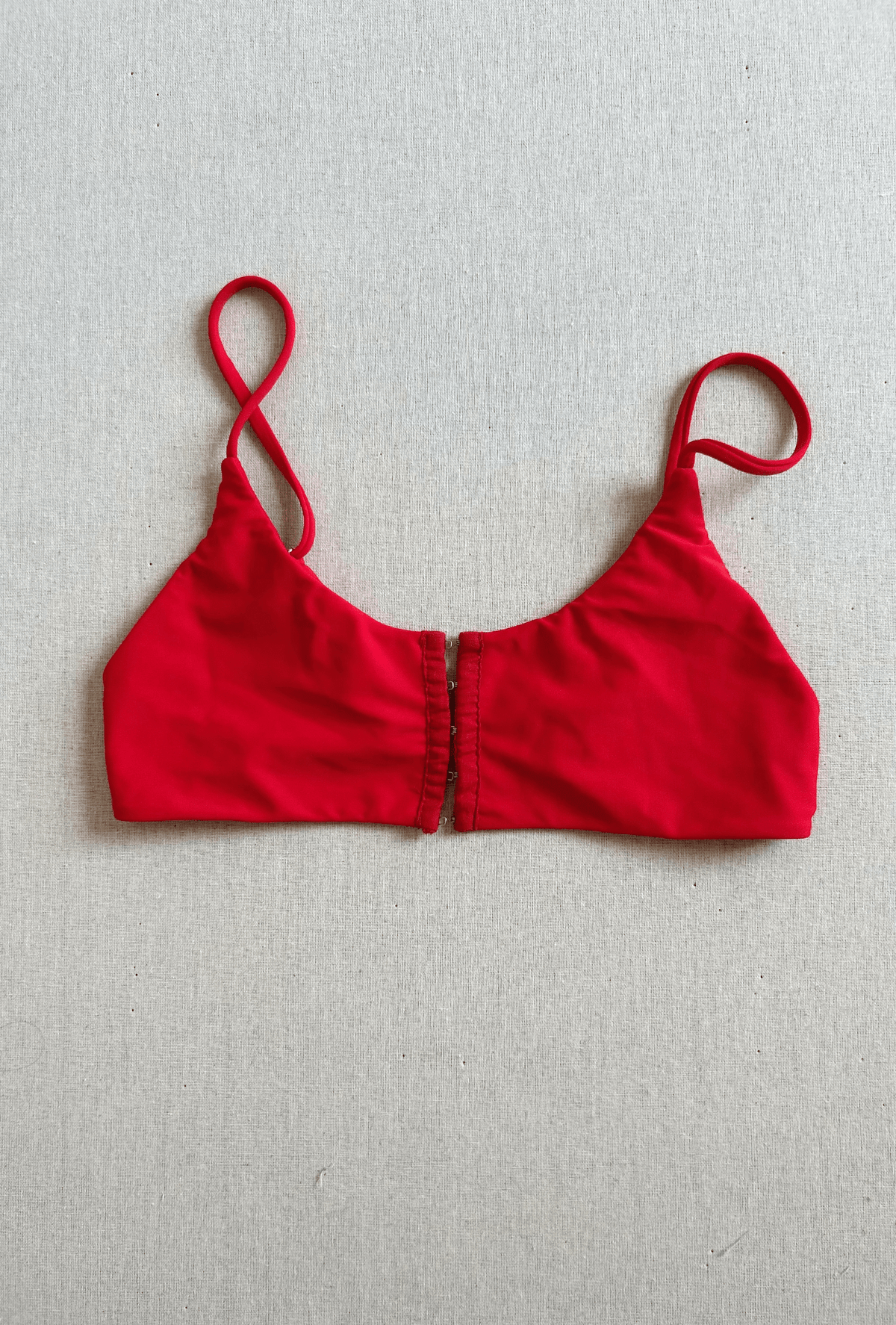 CLASP TOP IN CHERRY RED - SIZE LARGE