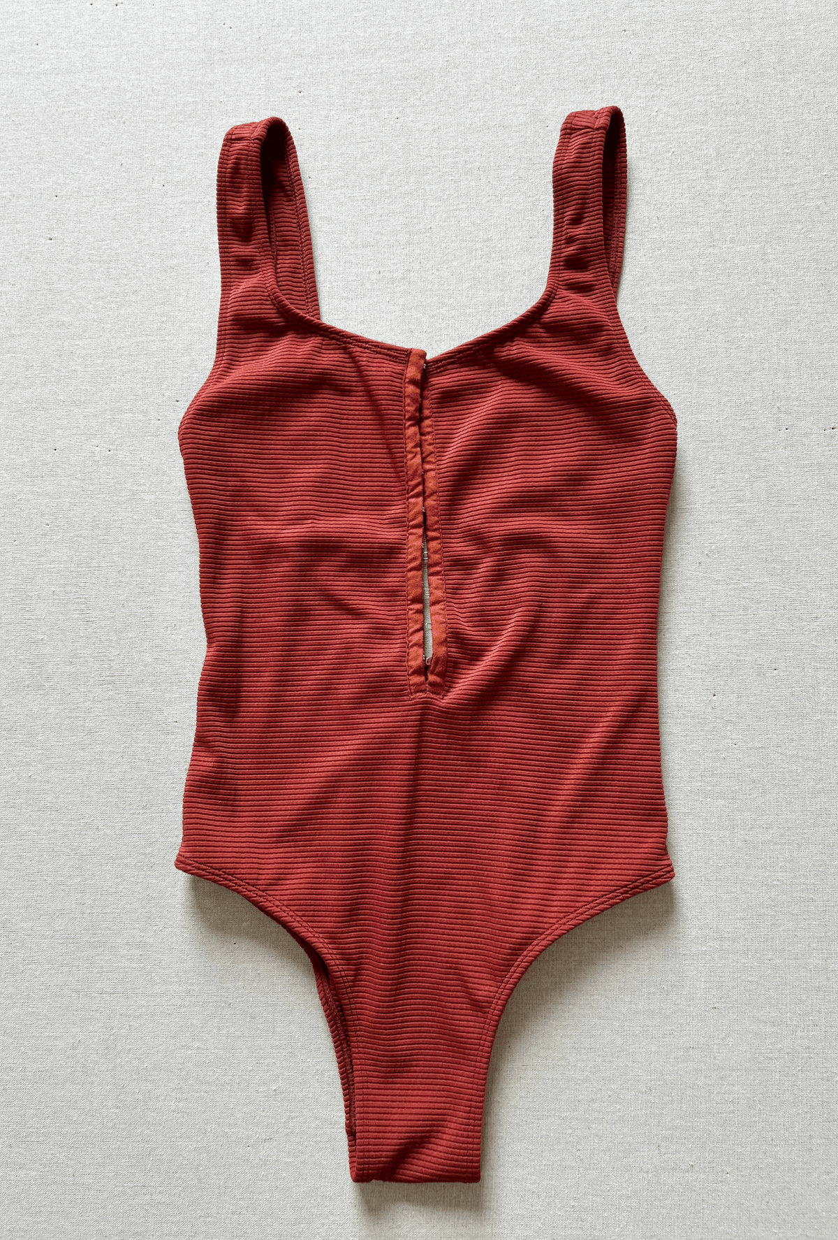 clasp one piece in rust rib - size xs